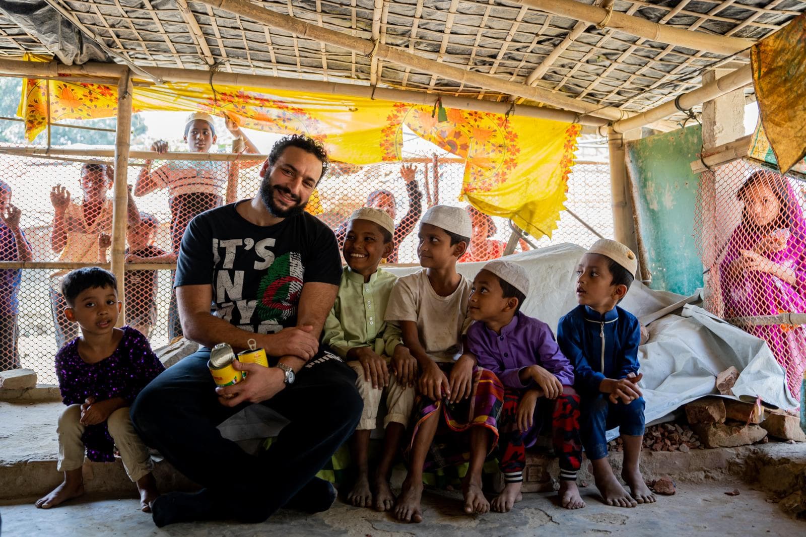 Djamel au Bangladesh avec des enfants